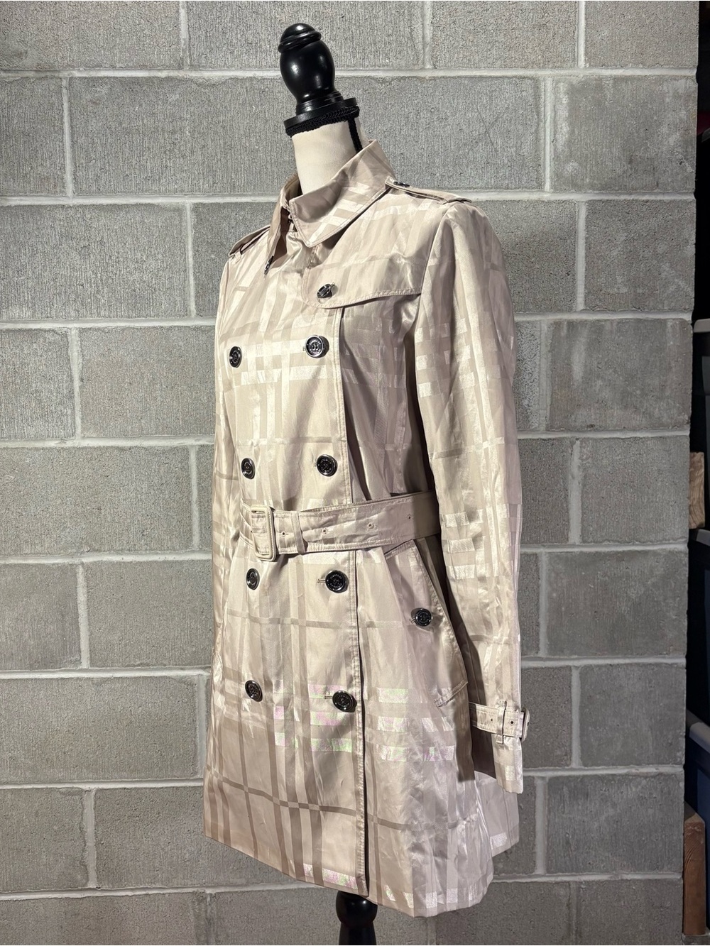 Burberry trench coat. - Picture 5 of 16
